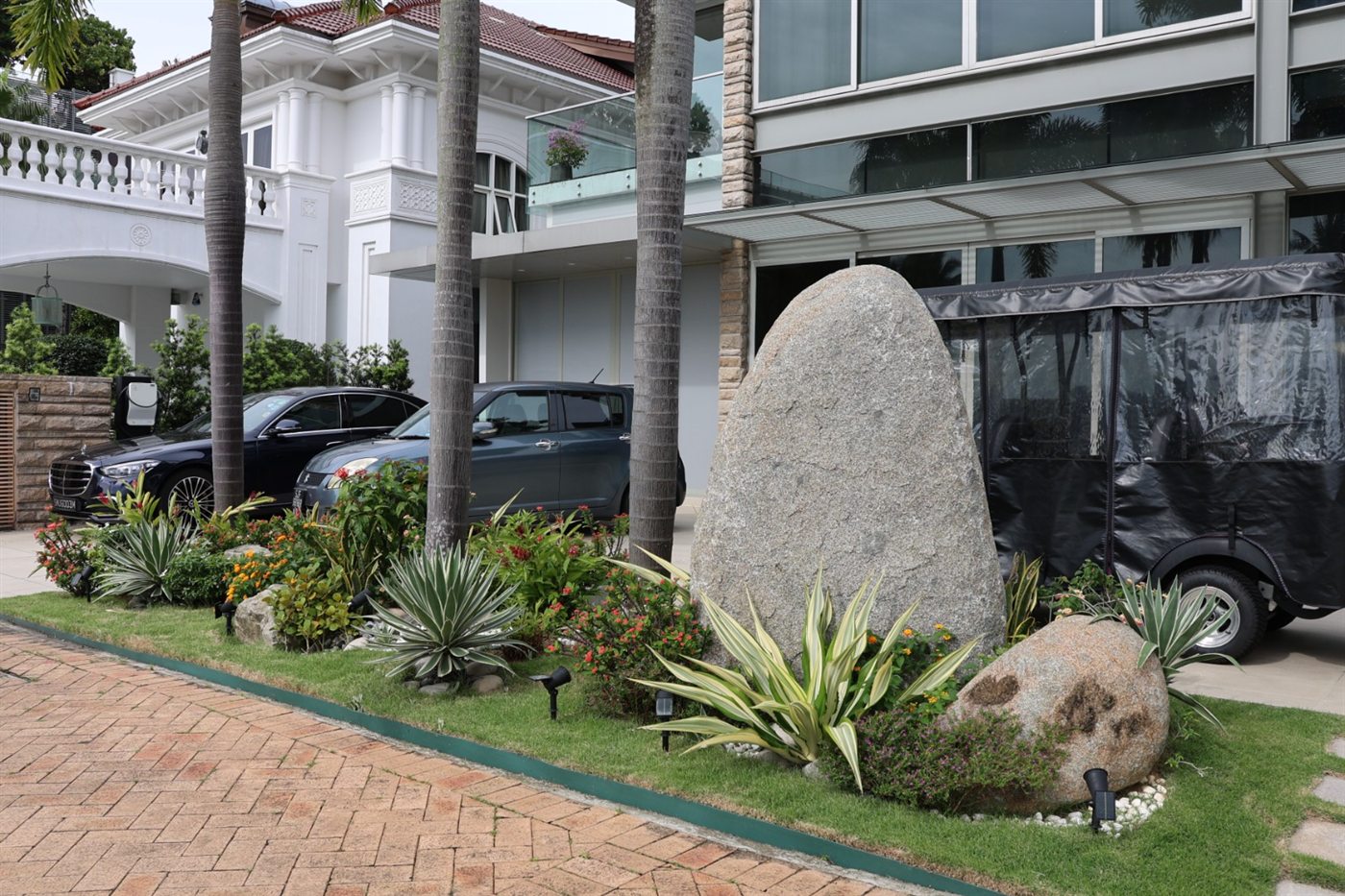 Residential waterfront landscape at 132 Cove Drive, Sentosa